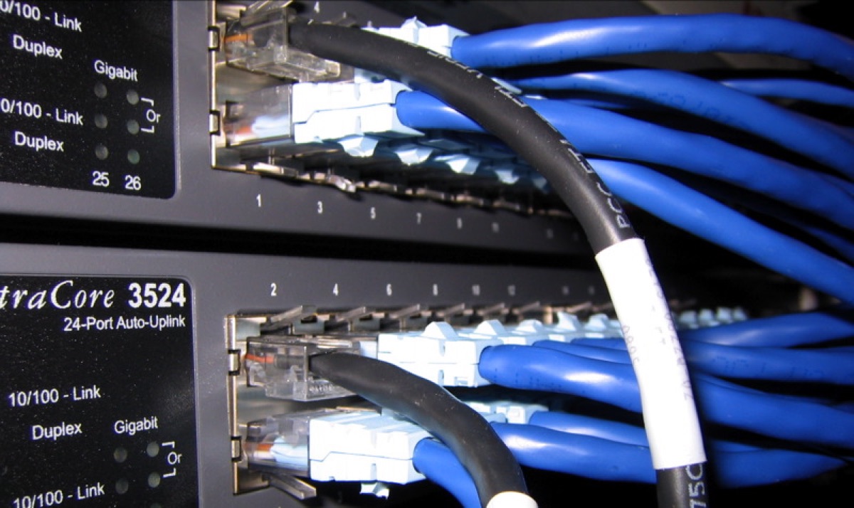 Een ethernet-switch met meerdere aangesloten kabels