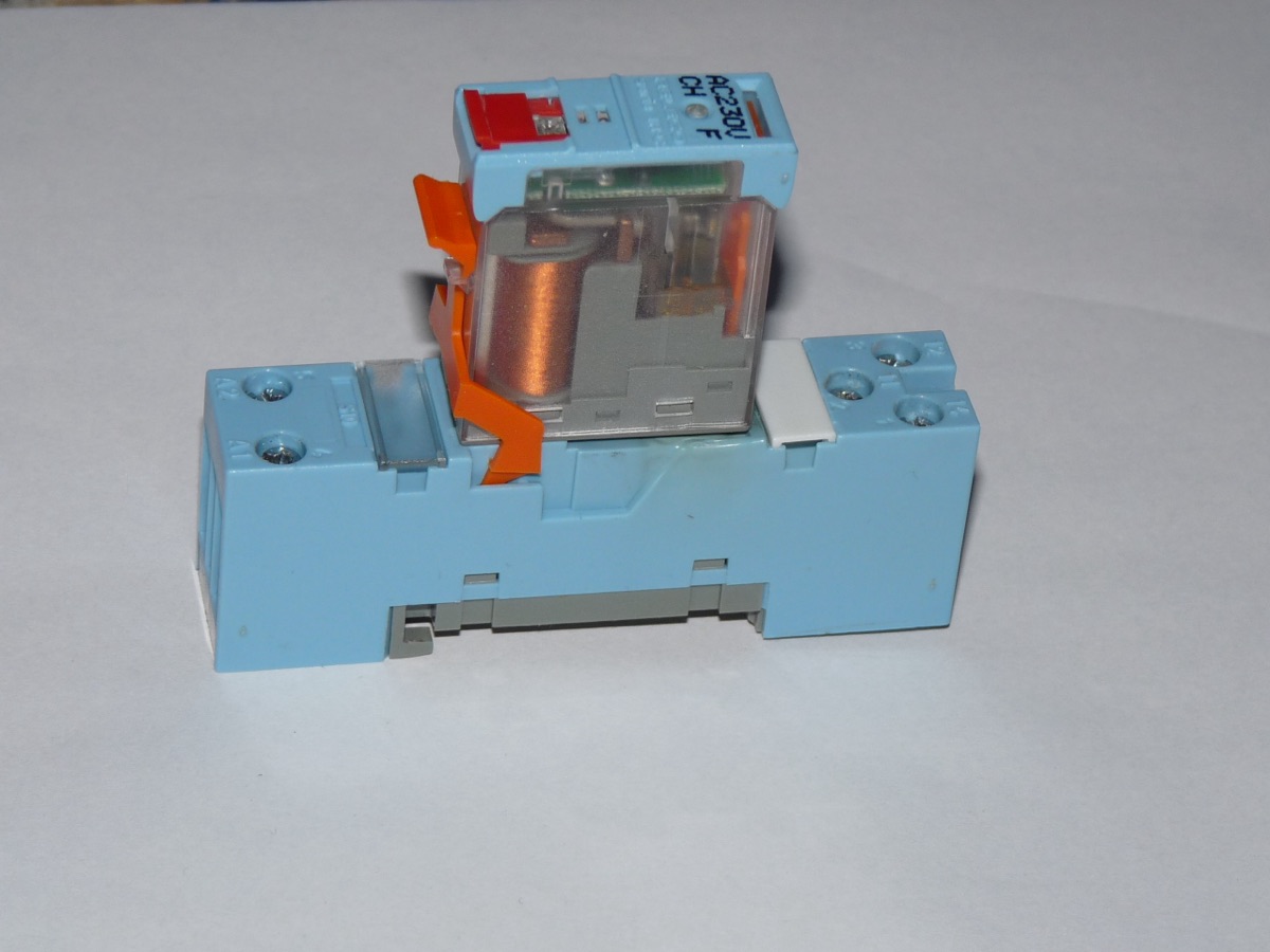 Een relais op DIN-rail