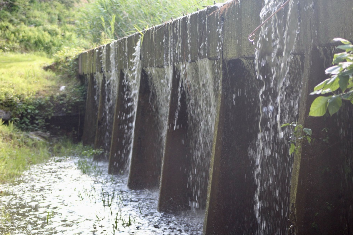 Een overlopend waterreservoir: zonder ingrijpen stopt een niet-zelfregelend proces nooit vanzelf