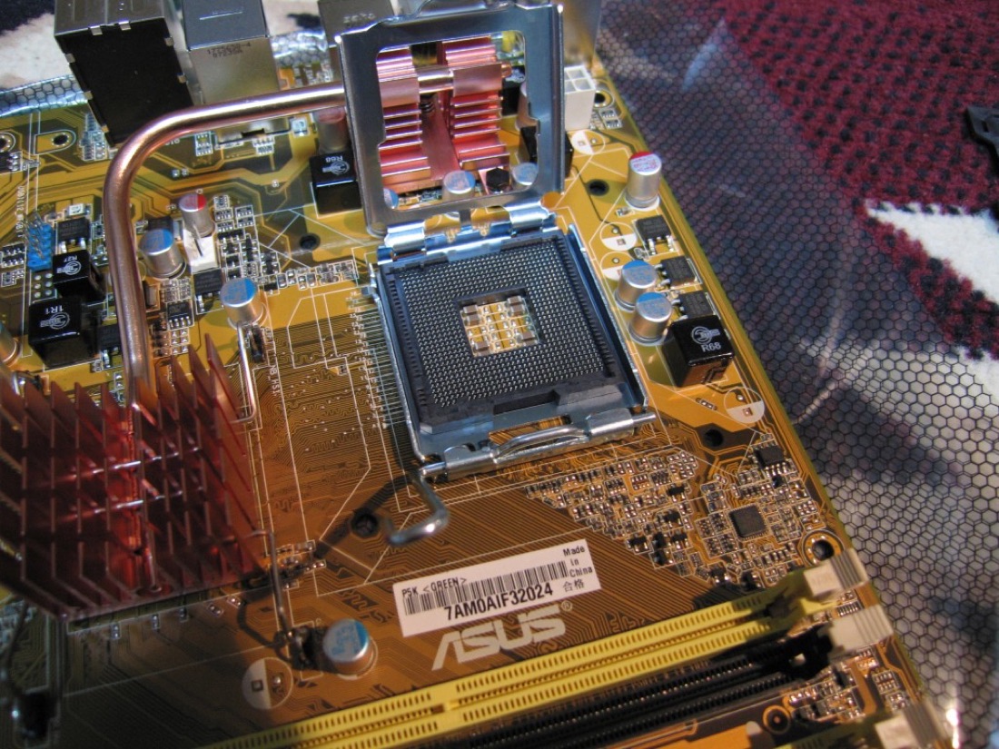 Een LGA-socket met contactpinnen