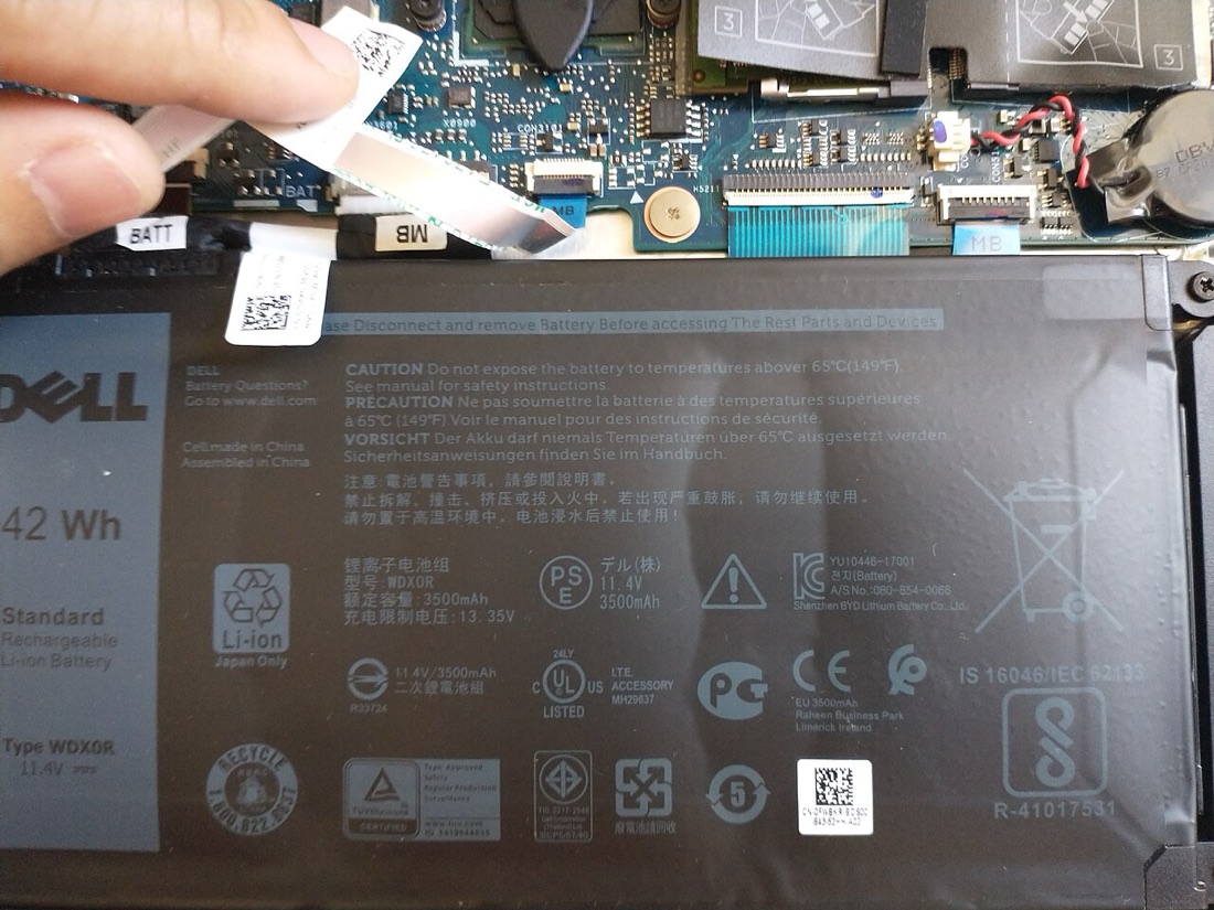 Een laptopbatterij: meerdere lithium-ioncellen in één behuizing, met beveiligingselektronica