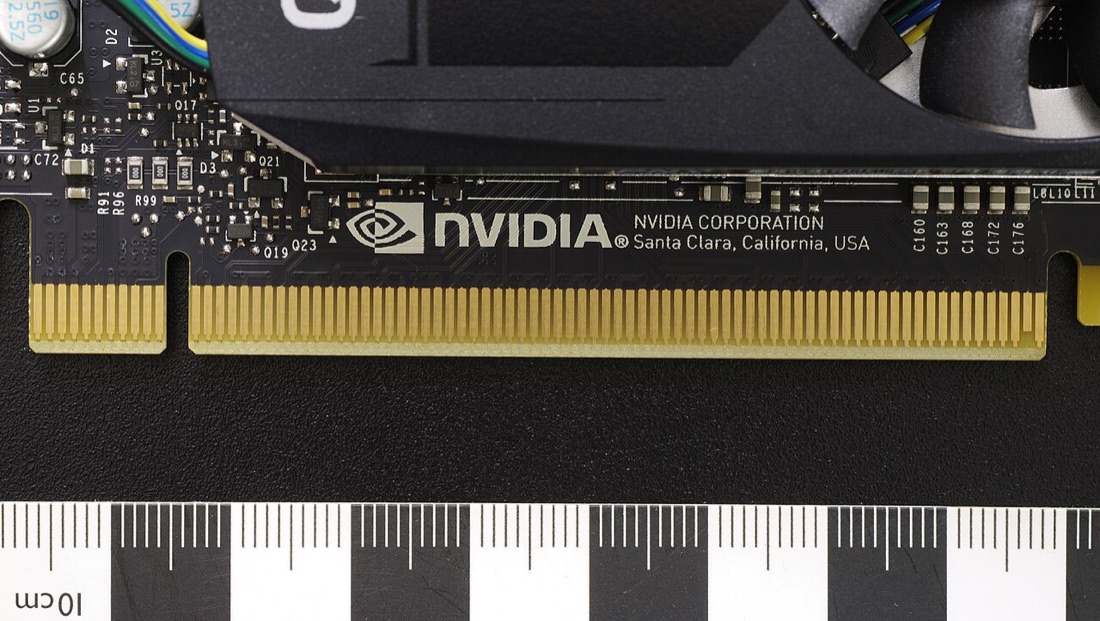 Een PCIe x16-sleuf, met de kenmerkende dwarse inkeping en klemhendel